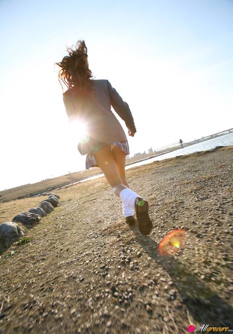 Asiatisk dukke Mami Ochiai bliver nøgen i et felt med vilde blomster