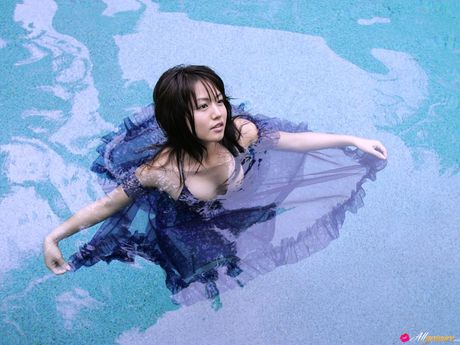 Den perfekte asiatiske babe Sayaka Isoyama fremhæver sine store bryster og sin trimmede fisse