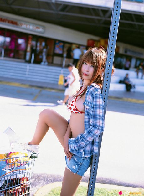 亞洲寶貝 Mai Nishida 在戶外炫耀她驚人的乳房和剃光的陰部