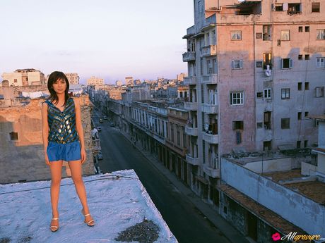 アジアの女の子、白石美帆が熱いお尻を見せ、完璧な体を屋外で披露します