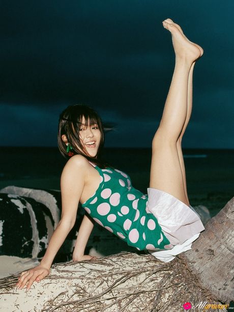 亞洲少女白石美穗在戶外展現她火辣的臀部和完美的身材