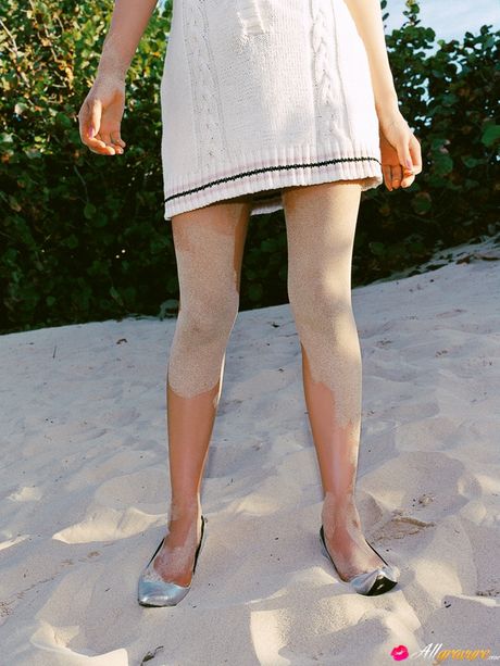 亞洲少女白石美穗在戶外展現她火辣的臀部和完美的身材