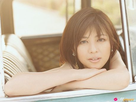 亞洲少女白石美穗在戶外展現她火辣的臀部和完美的身材