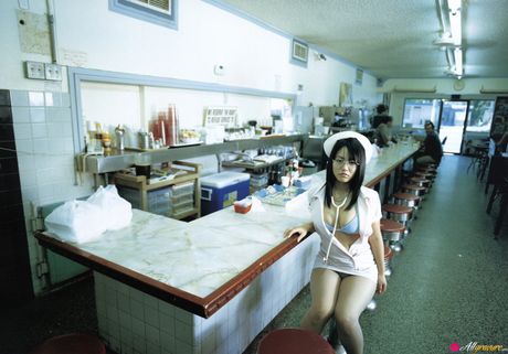 Asiatisk covergirl Sayaka Isoyama bliver nøgen i en sygeplejerskeuniform