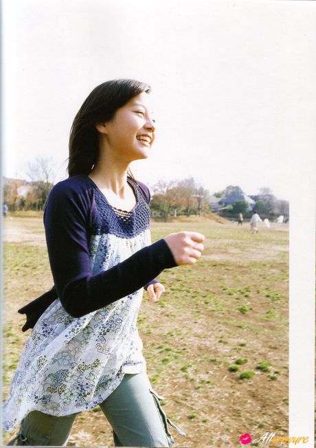 アジアの美女、堀北真希がセクシーな様子で椅子の上で裸になる