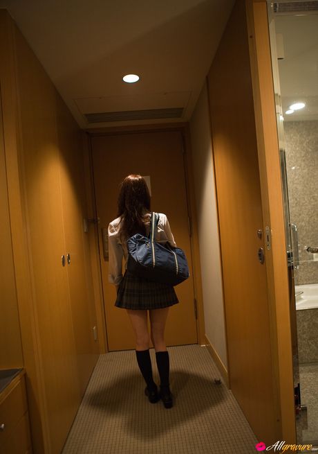 アジアの美女ナナミはニーソックスを脱いで素敵なおっぱいを見せる