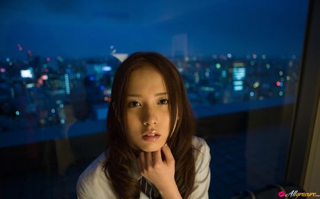 アジアの美女ナナミはニーソックスを脱いで素敵なおっぱいを見せる