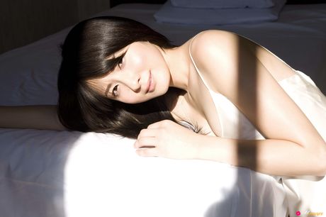 Asiatisk babe Rina Mastsuki viser sine små bryster og modeller i den rå udendørs