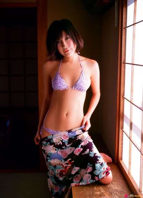 Asiatisk søde Mayumi Ono viser sine små bryster frem og poserer i en bikini