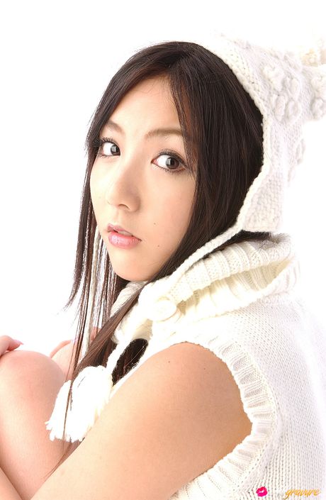 アジア人の女の子、リリアンがストライプのソックスを履いて白いパンティーを披露