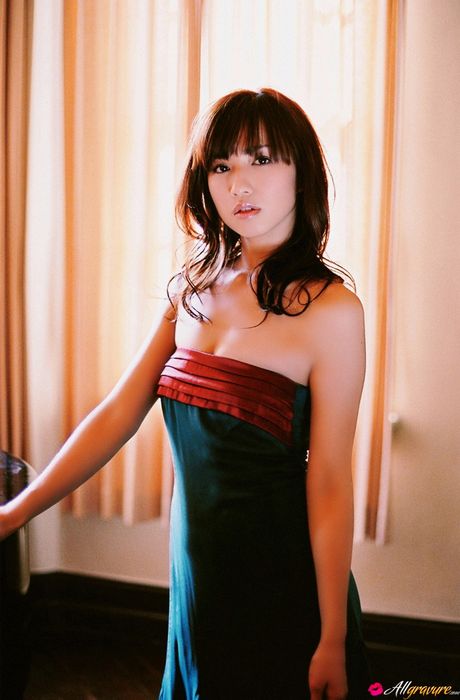 アジア美人の優木まおみがセクシーなお尻を披露し、ソロでポーズをとる