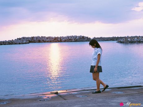 亞洲美女川村由紀江 (Yukie Kawamura) 炫耀她的小乳房並獨自擺姿勢