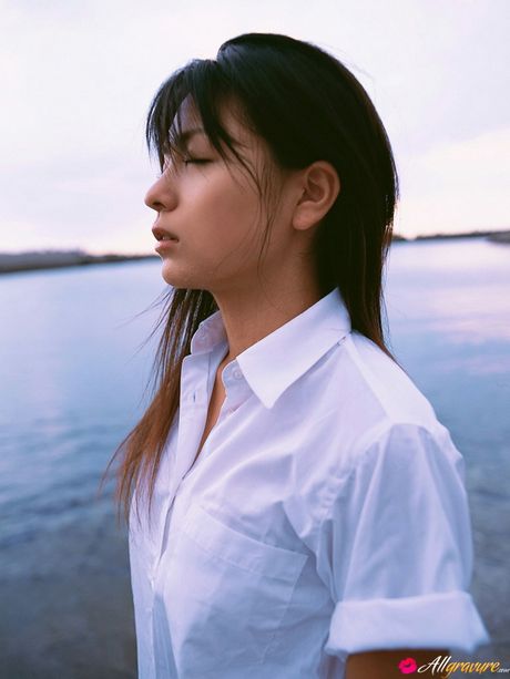 Asiatisk skønhed Yukie Kawamura viser sine små bryster frem og poserer solo