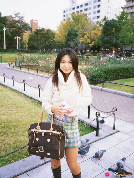 Asiatisk skønhed Yukie Kawamura viser sine små bryster frem og poserer solo