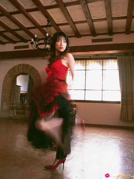 亞洲女孩佐藤弘子 (Hiroko Sato) 凸顯她令人驚嘆的乳房，並捕捉她身著高跟鞋的外表