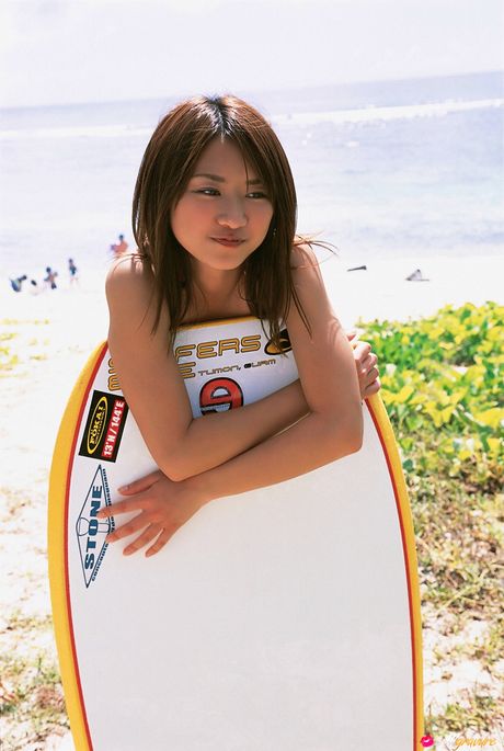 亞洲女孩 Natsumi Kamata 在游泳前脫下比基尼