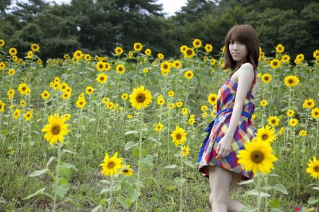 亞洲美女羽田瑞穗身穿比基尼秀出她迷人的胸部