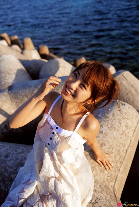 棕色眼睛、大屁股的日本寶貝在戶外展示她的裸體身材