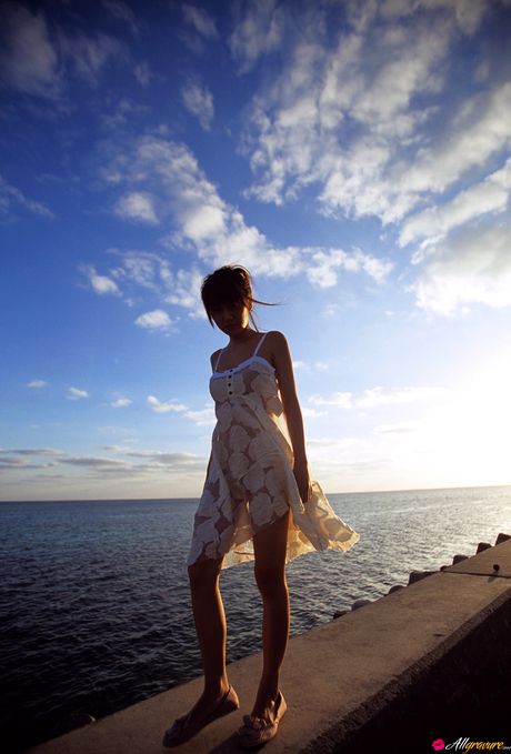 棕色眼睛、大屁股的日本寶貝在戶外展示她的裸體身材