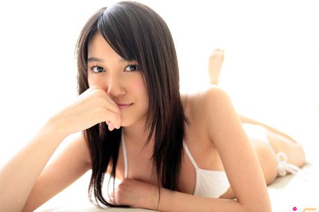 Fantastisk japansk teenager Mizuho Hata viser sine naturlige små bryster og poserer i en bikini