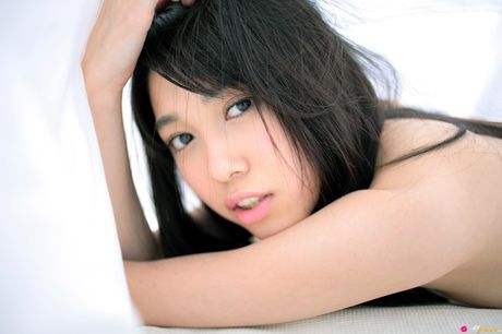 Fantastisk japansk teenager Mizuho Hata viser sine naturlige små bryster og poserer i en bikini