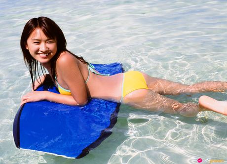 亞洲娃娃 Kamata Natsumi 赤裸裸地坐在椅子上