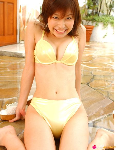 アジア美人の小野真弓が小さな胸を披露しビキニ姿でポーズをとる