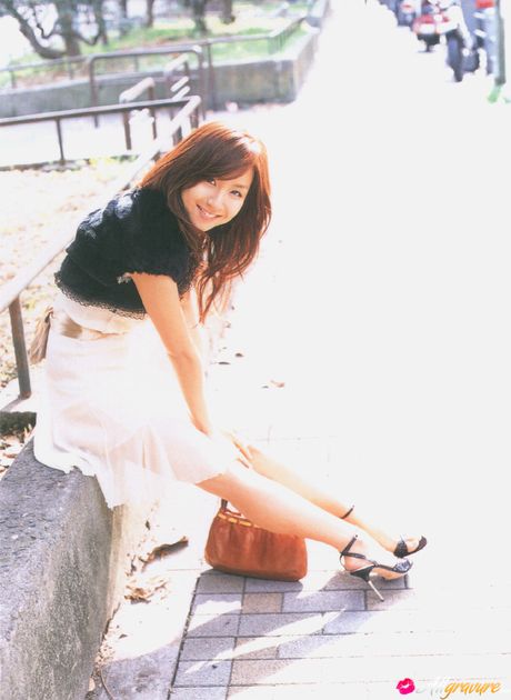 亞洲美女 Aya Kiguchi 展示她的大胸部並獨自擺姿勢