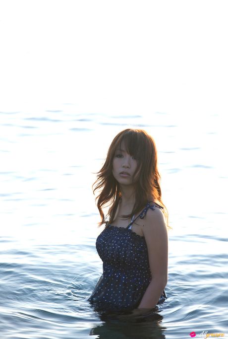 亞洲寶貝 Mai Nishida 在泳池中展示她驚人的胸部和修剪過的陰部