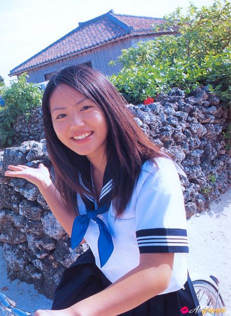 Den japanske skønhed har en slank krop og et par pæne bryster