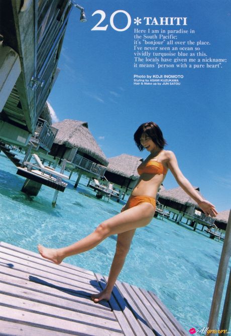 Asiatisk teenager Kasumi Nakane bliver nøgen på en stol i en sort kjole