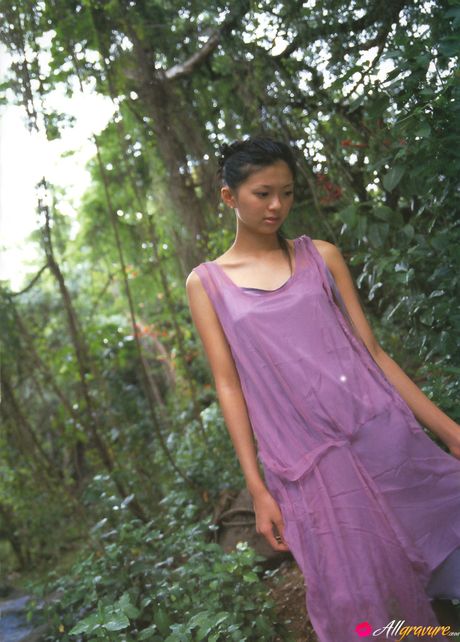 亞洲寶貝 Nana Eikura 炫耀她的小乳房並獨自擺姿勢