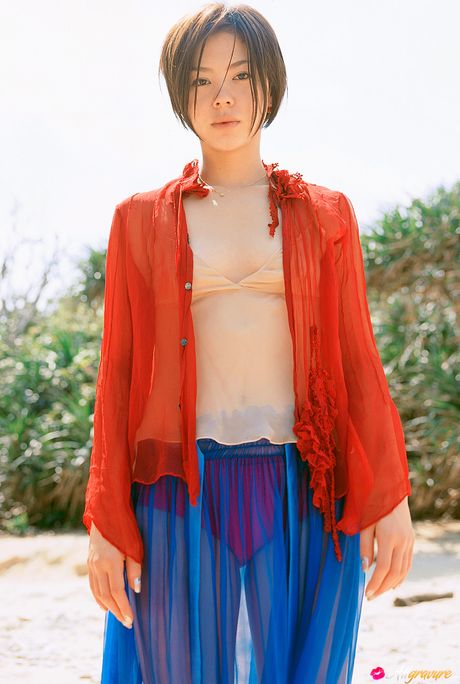 亞洲美女 Reina Asami 在後院的毯子上裸體