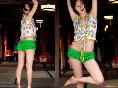 亞洲美女 Reina Asami 在後院的毯子上裸體