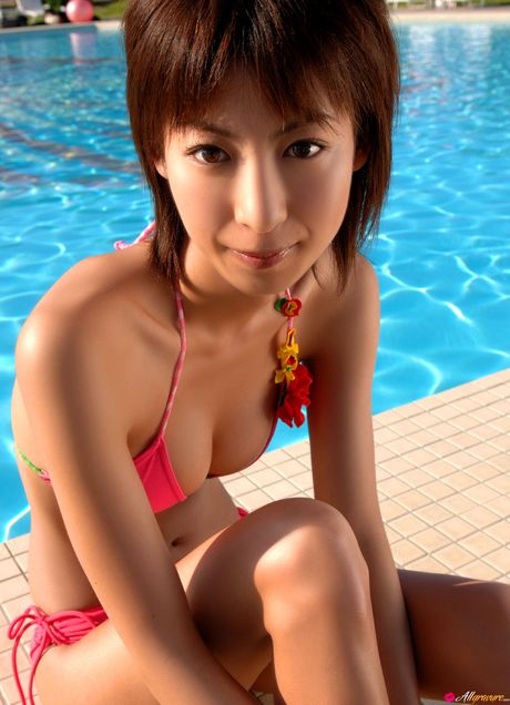 亞洲封面女郎 Mariko Okubo 炫耀她的大胸部並穿著比基尼擺姿勢