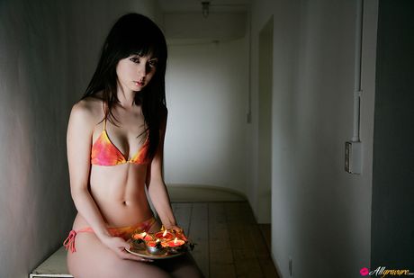 アジアの美女、秋山里奈が小さなおっぱいを披露し、ソロでポーズをとる