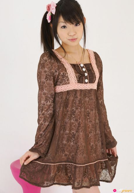 亞洲封面女郎 Sakura Haruno 展示她的小乳房並獨自擺姿勢