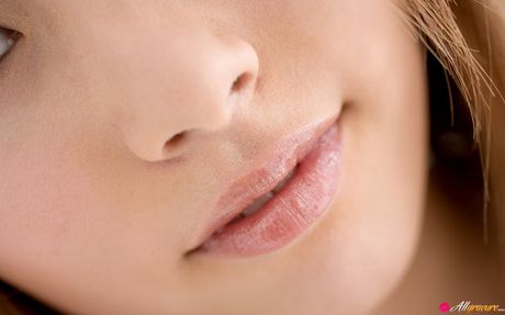 Brunøjede japanske babe med en stor røv poserer i sine sokker