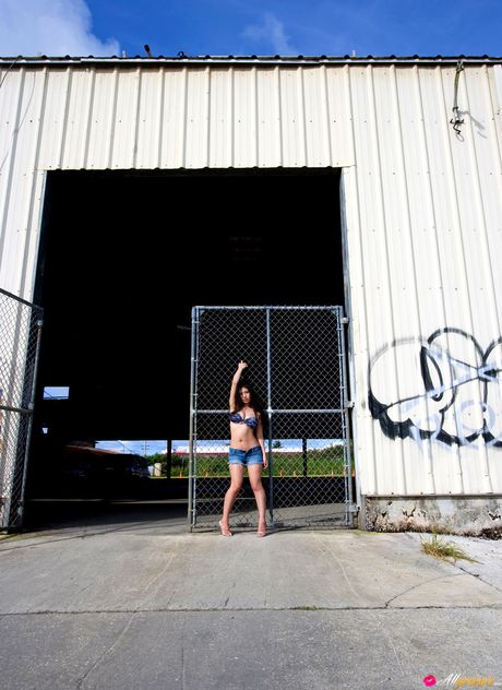 アジアの美女滝沢乃南がお風呂に入る前にビキニで裸になる