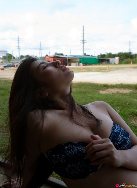 アジアの美女滝沢乃南がお風呂に入る前にビキニで裸になる