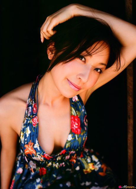 Den asiatiske model Mayumi Ono tager sin bikini af midt på havet