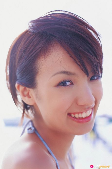 Slank asiatisk Akina Minami demonstrerer sine petite små bryster og sin skaldede fisse udendørs