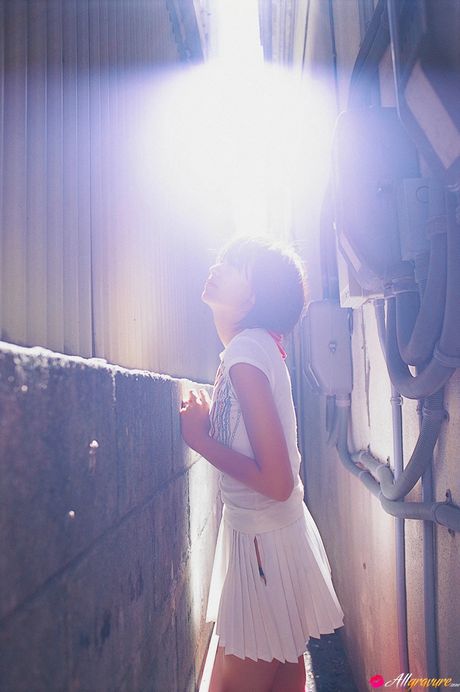 Slank asiatisk Akina Minami demonstrerer sine petite små bryster og sin skaldede fisse udendørs