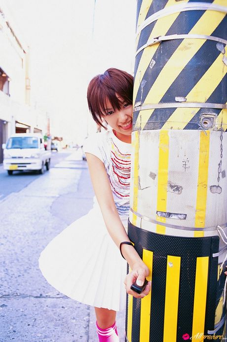 Slank asiatisk Akina Minami demonstrerer sine petite små bryster og sin skaldede fisse udendørs