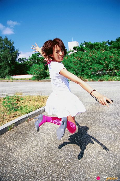 Slank asiatisk Akina Minami demonstrerer sine petite små bryster og sin skaldede fisse udendørs