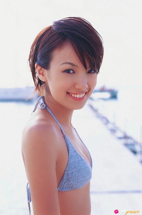 Slank asiatisk Akina Minami demonstrerer sine petite små bryster og sin skaldede fisse udendørs