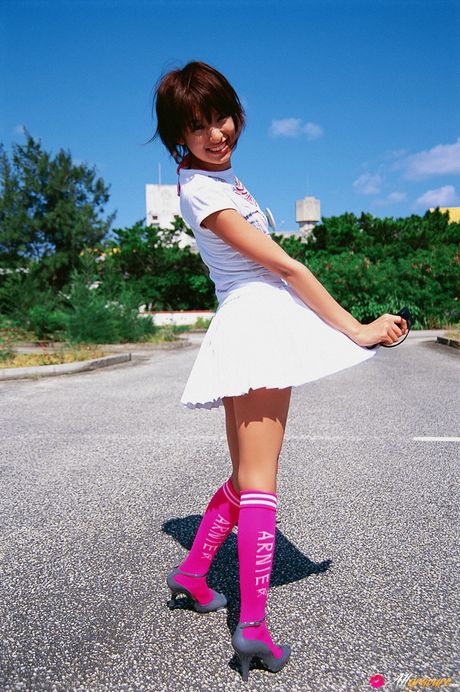 Slank asiatisk Akina Minami demonstrerer sine petite små bryster og sin skaldede fisse udendørs