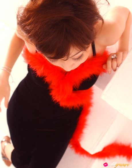 Asiatisk skønhed Mayumi Ono fremhæver sine små bryster og sin barberede fisse