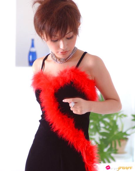 Asiatisk skønhed Mayumi Ono fremhæver sine små bryster og sin barberede fisse