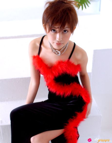 Asiatisk skønhed Mayumi Ono fremhæver sine små bryster og sin barberede fisse